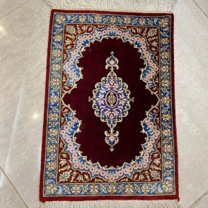 این فرش دستباف با ابریشم طبیعی، از تولیدات ممتاز قم می‌باشد و با استانداردهای بالای کیفی عرضه شده است. اثری هنری که نه‌تنها کاربردی، بلکه ارزشمند و ماندگار است.