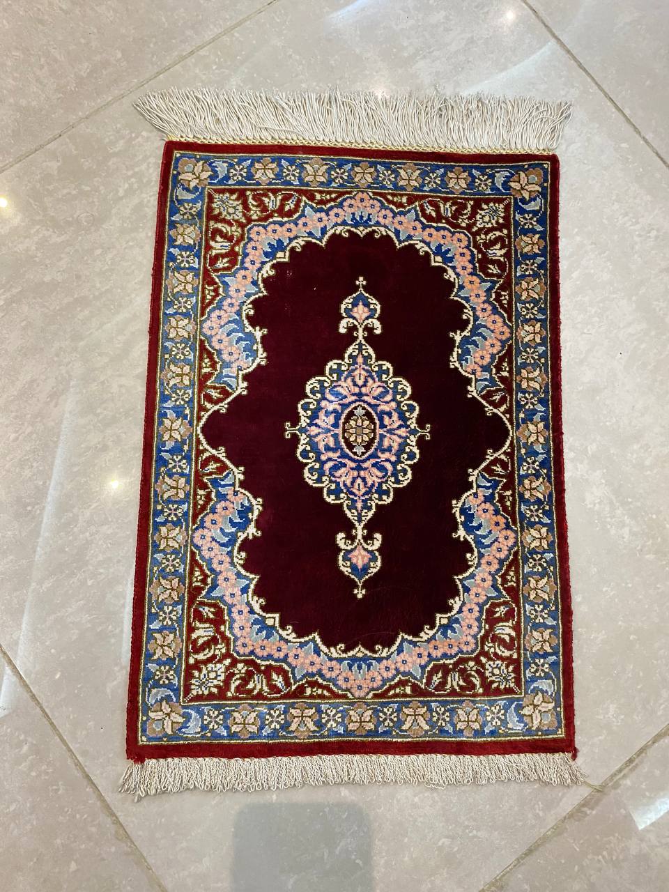 این فرش دستباف با ابریشم طبیعی، از تولیدات ممتاز قم میباشد و با استانداردهای بالای کیفی عرضه شده است. اثری هنری که نهتنها کاربردی، بلکه ارزشمند و ماندگار است.