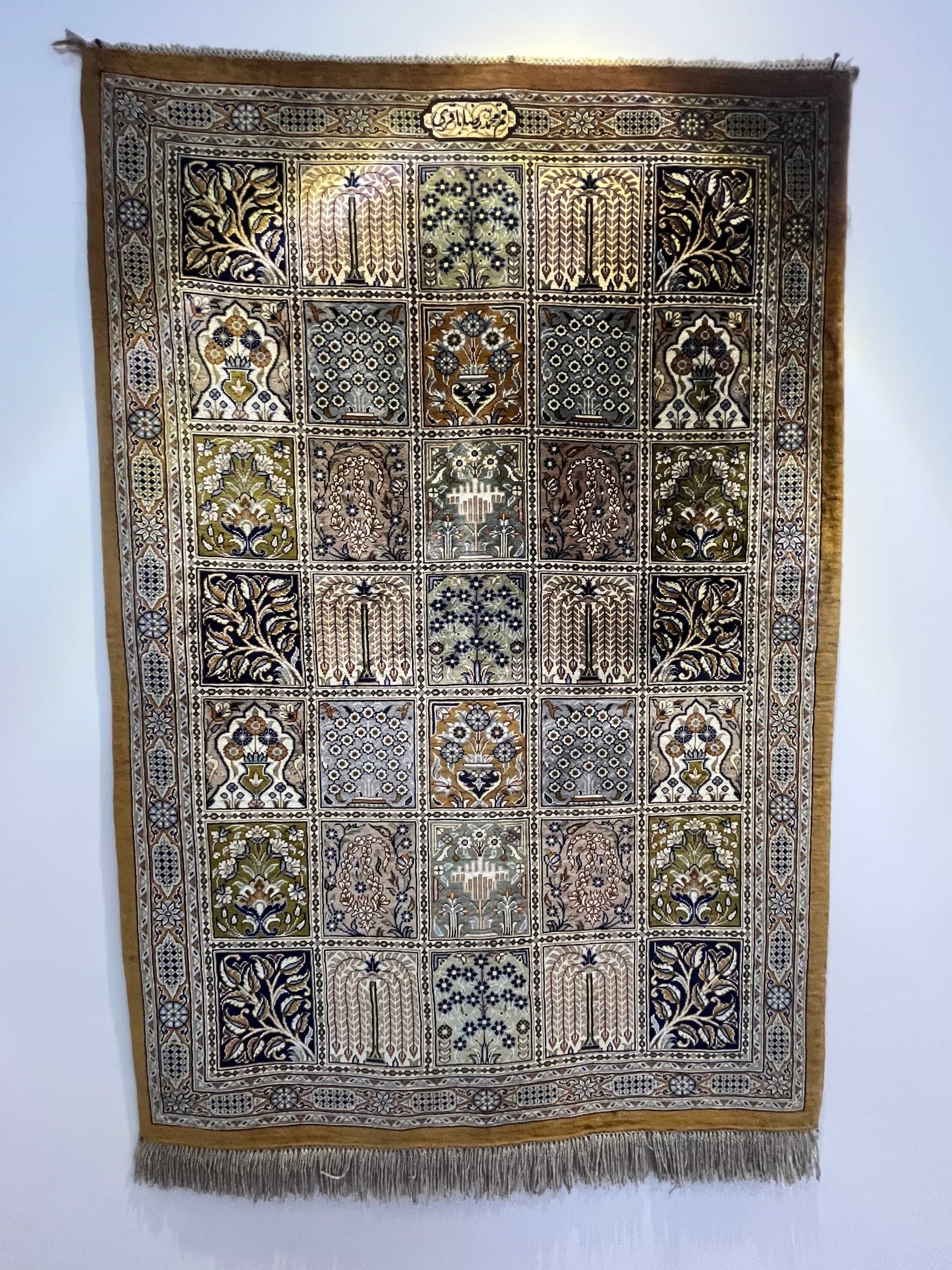 قالی ابریشم دستبافت قم، بافت ظریف و هنرمندانه ایرانی