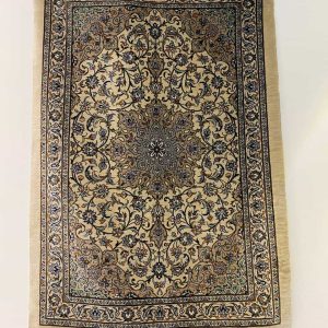 نمونه‌ای از فرش ابریشم قم، با تراکم بالا و کیفیت صادراتی