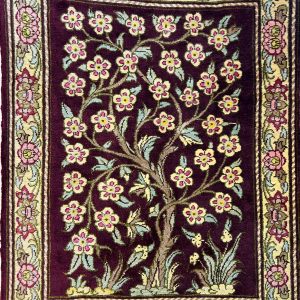 این فرش دستبافت از جنس ابریشم، نتیجه هنر دیرینه بافندگان قم است. انتخابی بی‌نظیر برای کسانی که به‌دنبال محصولی ارزشمند و ماندگار هستند.